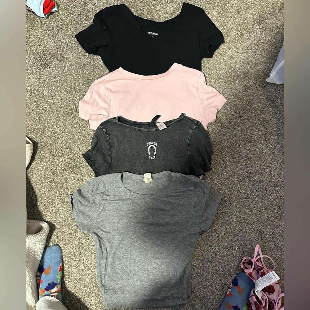 Crop top bundle ! Sizes XS , Grey is S
